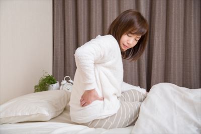 腰痛の根本的な原因は、朝の起き上がり時や、イスの立ち上がり時に腰が痛むなどの症状にお困りの方
